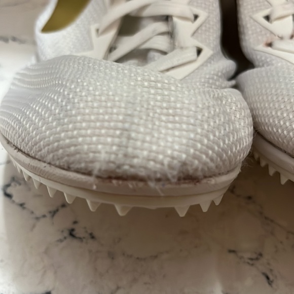 Brooks Wire v5 Track Spike Running Shoes, White/Gold - Picture 8 of 9